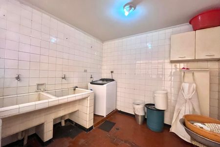 Casa à venda com 600m², 5 quartos e 4 vagas Casa à venda com 600m², 5 quartos e 4 vagasÁrea de Serviço