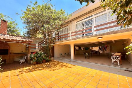 Casa à venda com 600m², 5 quartos e 4 vagas Casa à venda com 600m², 5 quartos e 4 vagasQuintal