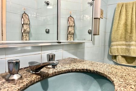 Casa à venda com 600m², 5 quartos e 4 vagas Casa à venda com 600m², 5 quartos e 4 vagasBanheiro Corredor