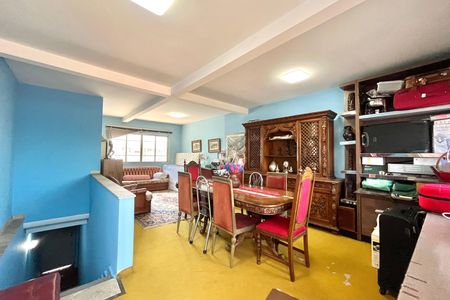 Casa à venda com 600m², 5 quartos e 4 vagas Casa à venda com 600m², 5 quartos e 4 vagasEdícula