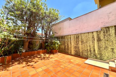 Casa à venda com 600m², 5 quartos e 4 vagas Casa à venda com 600m², 5 quartos e 4 vagasQuintal