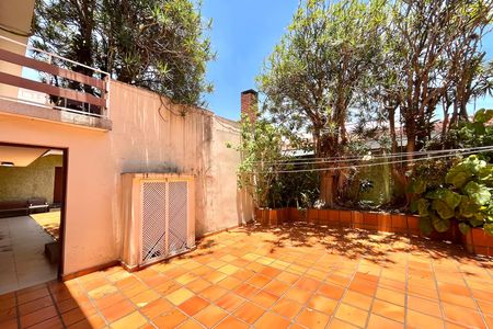Casa à venda com 600m², 5 quartos e 4 vagas Casa à venda com 600m², 5 quartos e 4 vagasQuintal
