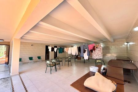 Casa à venda com 600m², 5 quartos e 4 vagas Casa à venda com 600m², 5 quartos e 4 vagasÁrea externa