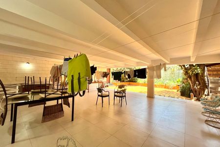 Casa à venda com 600m², 5 quartos e 4 vagas Casa à venda com 600m², 5 quartos e 4 vagasÁrea externa