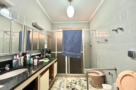 Casa à venda com 600m², 5 quartos e 4 vagas Casa à venda com 600m², 5 quartos e 4 vagasBanheiro da Suíte