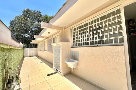 Casa à venda com 600m², 5 quartos e 4 vagas Casa à venda com 600m², 5 quartos e 4 vagasÁrea externa