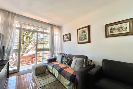 Casa à venda com 600m², 5 quartos e 4 vagas Casa à venda com 600m², 5 quartos e 4 vagasSala de TV