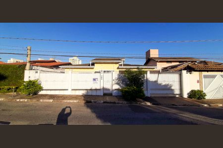 Casa à venda com 269m², 4 quartos e 4 vagasFachada da Casa