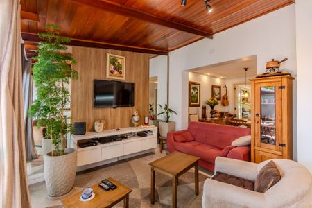 Casa de condomínio à venda com 130m², 3 quartos e 2 vagas Casa de condomínio à venda com 130m², 3 quartos e 2 vagasSala de TV