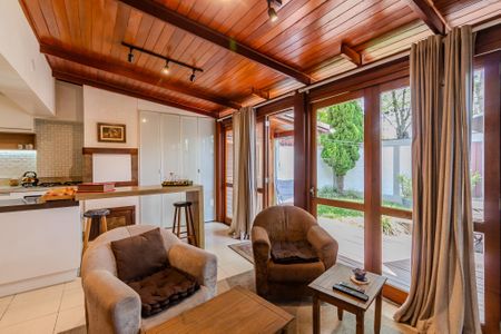 Casa de condomínio à venda com 130m², 3 quartos e 2 vagas Casa de condomínio à venda com 130m², 3 quartos e 2 vagasSala de TV