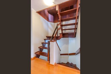 Casa de condomínio à venda com 130m², 3 quartos e 2 vagas Casa de condomínio à venda com 130m², 3 quartos e 2 vagasEscada