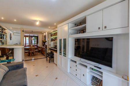 Casa de condomínio à venda com 130m², 3 quartos e 2 vagas Casa de condomínio à venda com 130m², 3 quartos e 2 vagasSala