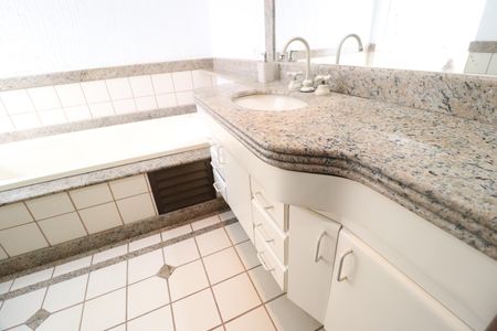 Casa para alugar com 330m², 4 quartos e 4 vagasBanheiro do Quarto 1