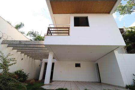 Casa para alugar com 330m², 4 quartos e 4 vagasFachada