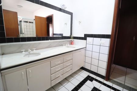 Casa para alugar com 330m², 4 quartos e 4 vagasBanheiro do Quarto 2 e 3