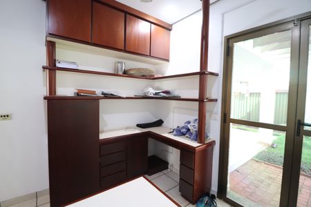 Casa para alugar com 330m², 4 quartos e 4 vagasEscritório