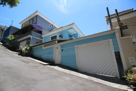 Casa de condomínio à venda com 110m², 3 quartos e 2 vagasFachada