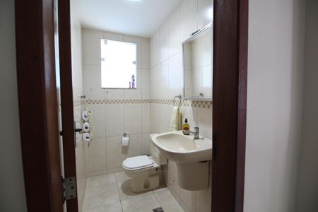 Casa de condomínio à venda com 110m², 3 quartos e 2 vagasLavabo
