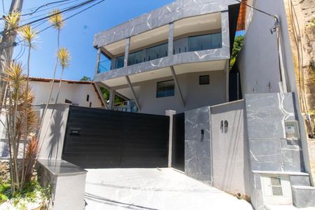 Casa à venda com 292m², 5 quartos e 10 vagasFachada