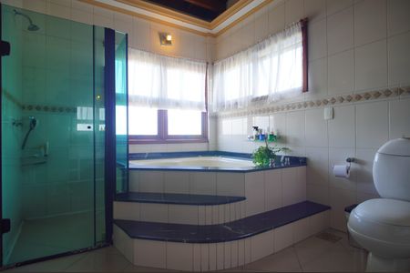 Casa à venda com 303m², 2 quartos e 2 vagasBanheiro da Suíte 2