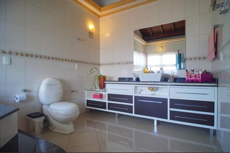 Casa à venda com 303m², 2 quartos e 2 vagasBanheiro da Suíte 2