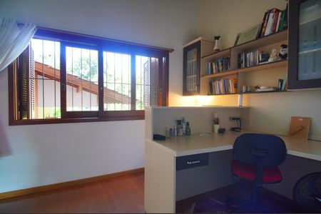 Casa à venda com 303m², 2 quartos e 2 vagasEscritório