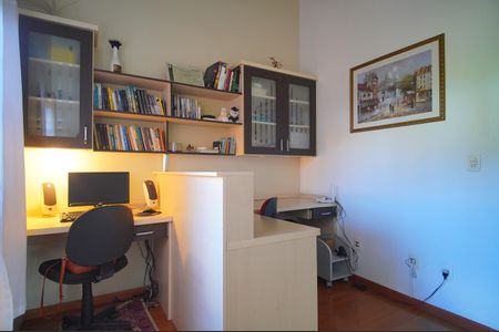 Casa à venda com 303m², 2 quartos e 2 vagasEscritório