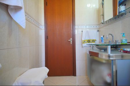 Casa à venda com 303m², 2 quartos e 2 vagasBanheiro da Suíte 1