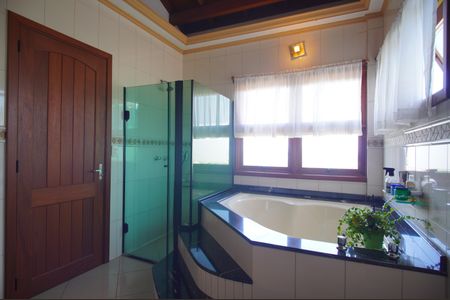 Casa à venda com 303m², 2 quartos e 2 vagasBanheiro da Suíte 2