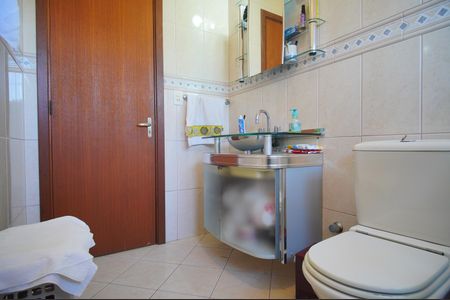 Casa à venda com 303m², 2 quartos e 2 vagasBanheiro da Suíte 1