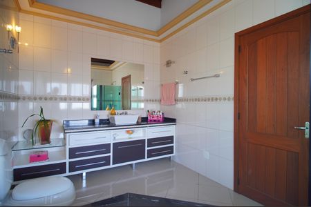 Casa à venda com 303m², 2 quartos e 2 vagasBanheiro da Suíte 2