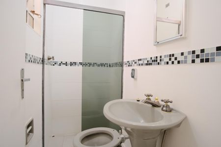 Casa à venda com 288m², 5 quartos e 2 vagasBanheiro social da Edícula