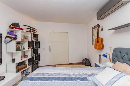 Casa à venda com 230m², 4 quartos e 2 vagas Casa à venda com 230m², 4 quartos e 2 vagasSuíte