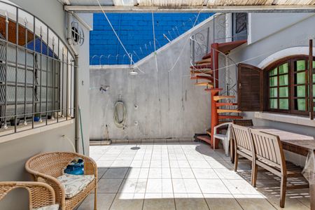 Casa à venda com 230m², 4 quartos e 2 vagas Casa à venda com 230m², 4 quartos e 2 vagasQuintal