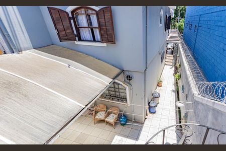 Casa à venda com 230m², 4 quartos e 2 vagas Casa à venda com 230m², 4 quartos e 2 vagasVista