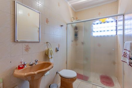 Casa à venda com 230m², 4 quartos e 2 vagas Casa à venda com 230m², 4 quartos e 2 vagasBanheiro Social