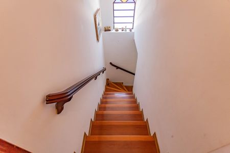 Casa à venda com 230m², 4 quartos e 2 vagas Casa à venda com 230m², 4 quartos e 2 vagasEscada