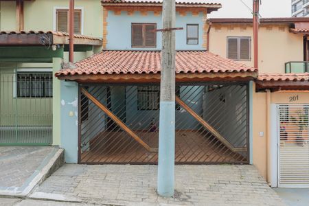 Casa para alugar com 69m², 2 quartos e 2 vagas Casa para alugar com 69m², 2 quartos e 2 vagasFachada