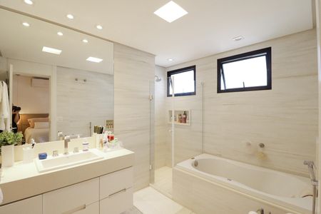 Apartamento para alugar com 220m², 4 quartos e 3 vagas Apartamento para alugar com 220m², 4 quartos e 3 vagasBanheiro da Suíte 2