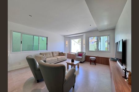 Casa de condomínio à venda com 365m², 4 quartos e 2 vagasSala