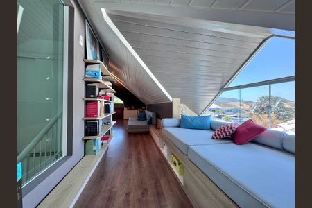 Casa de condomínio à venda com 365m², 4 quartos e 2 vagasSótão