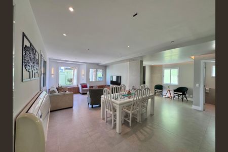 Sala de casa de condomínio à venda com 4 quartos, 365m² em Recreio dos Bandeirantes, Rio de Janeiro