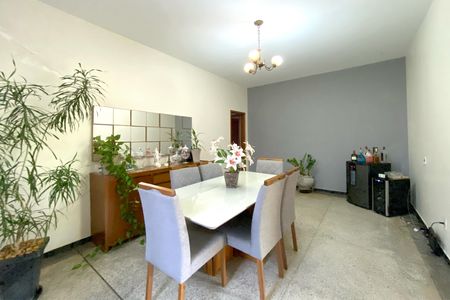 Casa à venda com 2 quartos, 400m² em Sagrada Família, Belo Horizonte
