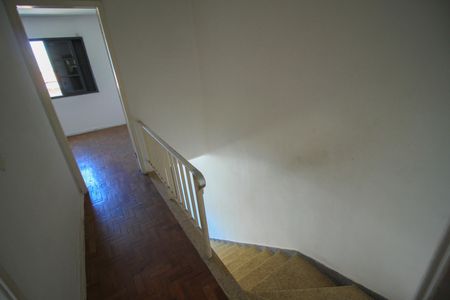 Casa para alugar com 100m², 2 quartos e 1 vaga Casa para alugar com 100m², 2 quartos e 1 vagaEscada