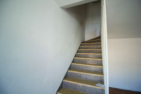 Casa para alugar com 100m², 2 quartos e 1 vaga Casa para alugar com 100m², 2 quartos e 1 vagaEscada