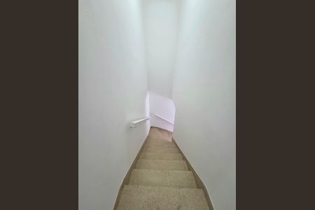 Casa para alugar com 150m², 2 quartos e 1 vaga Casa para alugar com 150m², 2 quartos e 1 vagaEscada