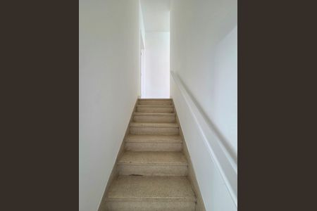 Casa para alugar com 150m², 2 quartos e 1 vaga Casa para alugar com 150m², 2 quartos e 1 vagaEscada