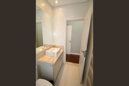 Casa de condomínio para alugar com 340m², 4 quartos e 3 vagasBanheiro da Suíte 4