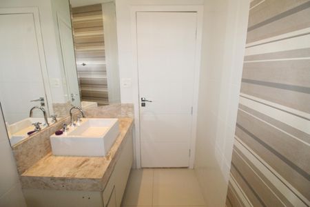 Casa de condomínio para alugar com 340m², 4 quartos e 3 vagasBanheiro da Suíte 2