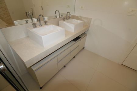 Casa de condomínio para alugar com 340m², 4 quartos e 3 vagasBanheiro da Suíte 3